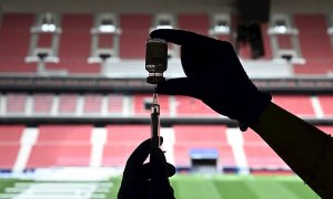 Una sanitaria prepara una dosis de la vacuna contra la Covid-19 en el estadio Wanda Metropolitano en Madrid.