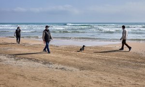 Varias personas pasean por la playa de Gandía, València.