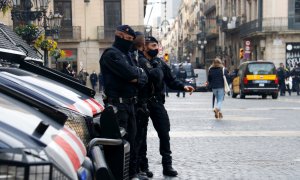 Furgones dels Mossos i agents a la plaça Sant Jaume