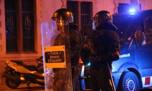 Dos agents dels Mossos d'Esquadra durant una manifestació a Barcelona contra l'empresonament de Pablo Hasel.