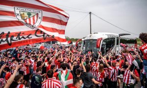 Aficionados se concentran ante las instalaciones de Lezama para arropar a la expedición del Athletic Club de Bilbao que parte este jueves hacia Sevilla para disputar el próximo sábado la final de la Copa del Rey en el estadio de La Cartuja. EFE/Javier Zor