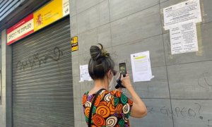 Una mujer delante de una oficina del SEPE. Eduardo Parra / Europa Press.
