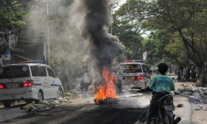 Una motocicleta en llamas en una de las protestas acontecidas esta semana en Mandalay, Myanmar.