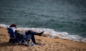 Una persona lee este miércoles en la playa de la Nova Icaria de Barcelona.