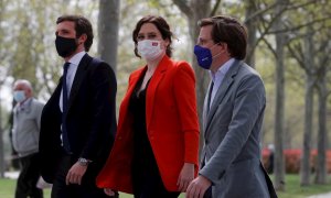 31/03/2021. El líder del PP, Pablo Casado, acompañado por la presidenta de la Comunidad de Madrid y candidata a la reelección, Isabel Díaz Ayuso, y el alcalde de Madrid, José Luis Martínez-Almeida. EFE