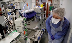 01/04/2021. Imagen de archivo de una trabajadora sanitaria con un equipo de protección en una Unidad de Cuidados Intensivos (UCI), en el hospital de Cambrai (Francia). - Reuters
