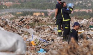 Un bombero agua después de sofocar parte del incendio ilegal de Valdemingómez de 2015.