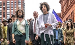 Jeremy Strong, John Carroll Lynch y Sacha Baron Cohen en una escena de 'El juicio de los 7 de Chicago'