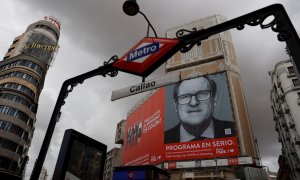 Un cartel electoral gigante del candidato del PSOE a la Presidencia de la Comunidad de Madrid, Ángel Gabilondo, en la fachada de uno de los edificios de la madrileña plaza de Callao. EFE/Mariscal