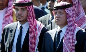 El ex príncipe heredero de Jordania Hamzah bin Al Hussein (izquierda) con su medio hermano el rey Abullah de Jordania (derecha) mientras caminan juntos en la procesión fúnebre del presidente palestino Yasser Arafat en El Cairo, Egipto, el 12 de noviembre