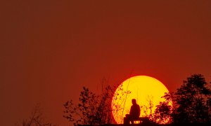 Una persona disfruta de la espectacular puesta de sol en un parque de Katmandú, en Nepal.