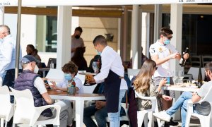 Varias personas en una terraza de Sanxenxo, en Pontevedra, Galicia