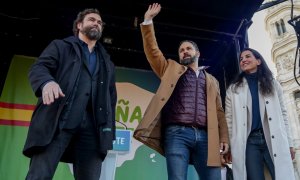 El portavoz de Vox en el Congreso, Iván Espinosa de los Monteros, el presidente de Vox, Santiago Abascal, y la presidenta de Vox Madrid, Rocio Monasterio.