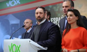 El presidente de Vox, Santiago Abascal (C)