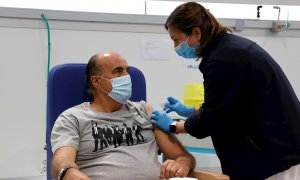 El viceconsejero de Salud Pública y Plan COVID-19 de la Comunidad de Madrid, Antonio Zapatero, acude al Hospital público Enfermera Isabel Zendal, este miércoles, para recibir la primera dosis de la vacuna de Astrazeneca.