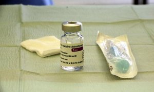 Un vial d'una vacuna d'AstraZeneca i una xeringa. Foto publicada l'11 de febrer del 2021.