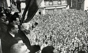 Francesc Macià proclamant la República catalana a la plaça Sant Jaume de Barcelona.