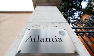 El logo del grupo Atlantia, en el exterior de su sede en Roma. REUTERS/Alessandro Bianchi