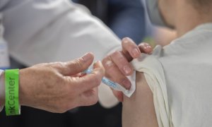 Fiebre, dolor en la zona de la inyección, cefalea o mareos, principales efectos que sufren los vacunados contra el Covid-19 en España