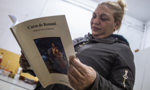 NO SE PUEDE UTILIZAr COMO FOTO DE ArCHIVO. Mercedes Gómez, coordinadora de Lachó Baji Cali, amb un llibre en romaní.