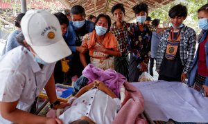 Una familia llora al perder a un miembro por la violencia de los militares, en Myanmar. - Reuters