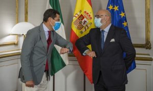 El presidente de la Junta de Andalucía, Juanma Moreno (i), durante la reunión con el portavoz del grupo parlamentario Vox, Alejandro Hernández (d). En Sevilla (Andalucía, España), a 02 de septiembre de 2020.