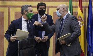 El vicepresidente de la Junta, Juan Marín (c), y el consejero de Hacienda, Juan Bravo (i), tras la firma del acuerdo para aprobar los Presupuestos de 2021 con el portavoz del grupo parlamentario de Vox, Alejandro Hernández (d). En Sevilla, a 18 de noviemb