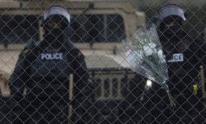 Un ramo de flores junto a la cerca alrededor del Departamento de Policía de Brooklyn Center, días después de que Daunte Wright fuera asesinado a tiros por un oficial de policía, en Brooklyn Center