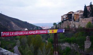 Despliegan una pancarta republicana frente a las Casas Colgadas de Cuenca y el Ayuntamiento la retira por "peligrosidad"