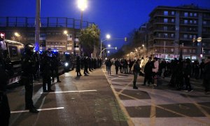 Un cordó de Mossos d'Esquadra davant els manifestants independentistes que tallen l'avinguda Meridiana de Barcelona, en una imatge d'arxiu.