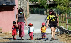 Les professores de la llar d'infants Els Malfargats de Rialp sortint d'excursió amb els petits l'1 de juny del 2020.