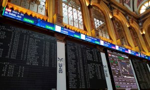 Paneles informativos en la Bolsa de Madrid con los datos de los valores del Ibex 35, el principal índice del mercado bursátil español. EFE/Vega Alonso del Val