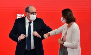 El candidato del PSOE a la Comunidad de Madrid, Ángel Gabilondo, y la ministra de Industria, Reyes Maroto, se saludan en un acto de precampaña.