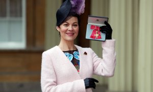 Helen McCrory posa después de que la Reina Isabel de Gran Bretaña le concediera un OBE en una ceremonia de investidura en el Palacio de Buckingham, Londres.