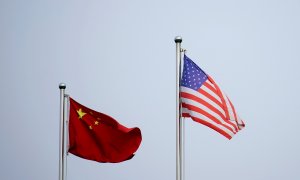 14/04/2021. Banderas de China y EEUU ondean frente a un edificio de una empresa el día de la reunión entre John Kerry y Xie Zhenhua, en Shangái. - Reuters