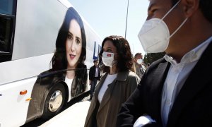 La presidenta de la Comunidad de Madrid y candidata del PP a la reelección, Isabel Díaz Ayuso, ha presentado los autobuses de campaña electoral del Partido Popular, durante un acto electoral este domingo en Las Rozas (Madrid).