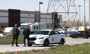 La policía de Indianápolis vigila la entrada a una instalación de FedEx, donde un pistolero había abierto fuego en Indianápolis, Indiana.