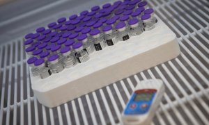 Varias dosis de la vacuna de Pfizer en una nevera del CAP Montenegre de Barcelona.