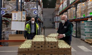 Un grupo de voluntarios realiza su trabajo en los almacenes del Banco de los Alimentos en Barcelona.