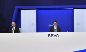 El presidente de BBVA, Carlos Torres Vila (d.), y el consejero delegado, Onur Genç (i.), durante la Junta General de Accionistas 2021.