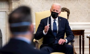 El presidente de EE.UU, Joe Biden, ofrece declaraciones públicas en el Despacho Oval de la Casa Blanca, en Washington (EE.UU).