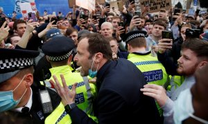 El exjugador del Chelsea Petr Cech fue visto hablando con los fanáticos del Chelsea mientras protestaban por la Superliga europea