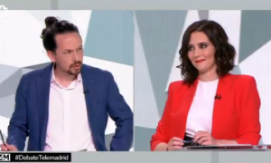 Pablo Iglesias le afea a Ayuso su actitud: "No sonría, estamos hablando de fallecidos"