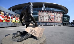 Un cartel con el mensaje "Devolvednos a nuestro Arsenal" colocado a las puertas del Emirates Stadium del club en Londres