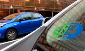 Distintivo ambiental de la Dirección General de Tráfico (DGT) en un coche.