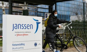Una dona amb la seva bicicleta a la filial de Johnson&Johnson, Janssen, a Leiden, Països Baixos, el 9 de març de 2021.
