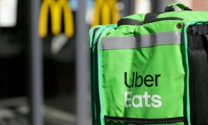 Un hombre con una mochila de Uber Eats.- REUTERS/Eva Plevier.