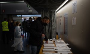 14/02/2021.- Un hombre elige su papeleta electoral en el Mercado St. Antoni en Barcelona, Catalunya, el pasado 14 de febrero. David Zorrakino / Europa Press