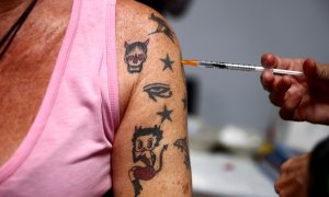 Personal sanitario administra la vacuna contra la covid-19 a una mujer