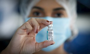 Una trabajadora de la salud sostiene una dosis de la vacuna de Astrazeneca contra la covid-19.